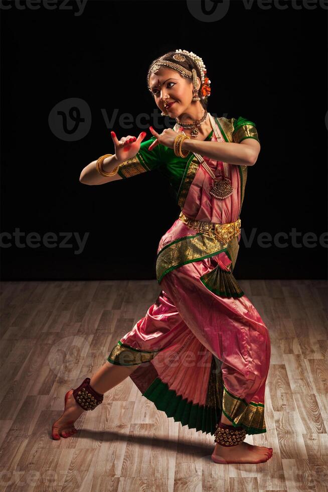 dançarina de menina bonita da dança clássica indiana bharatanatyam foto