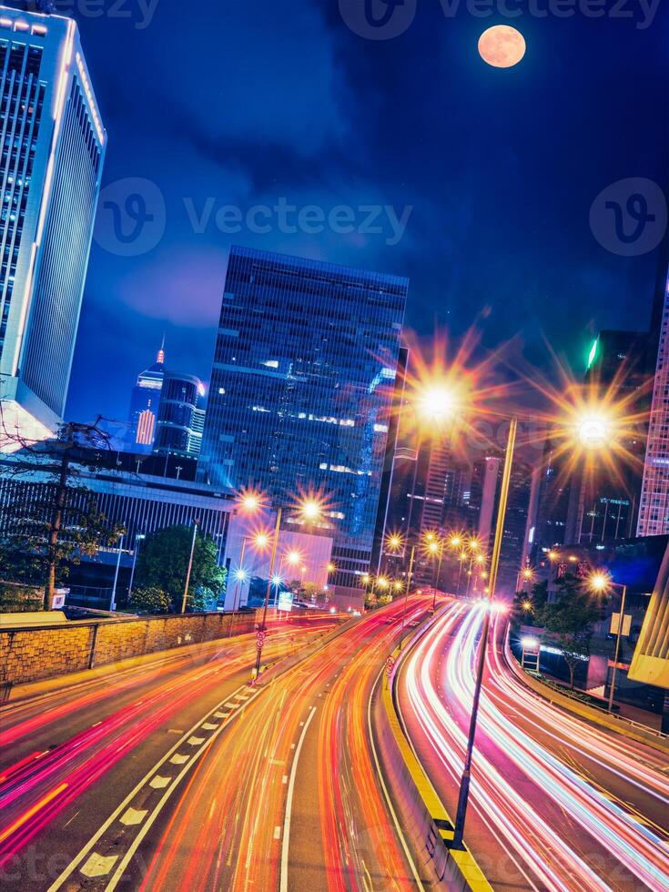 rua tráfego dentro hong kong às noite foto