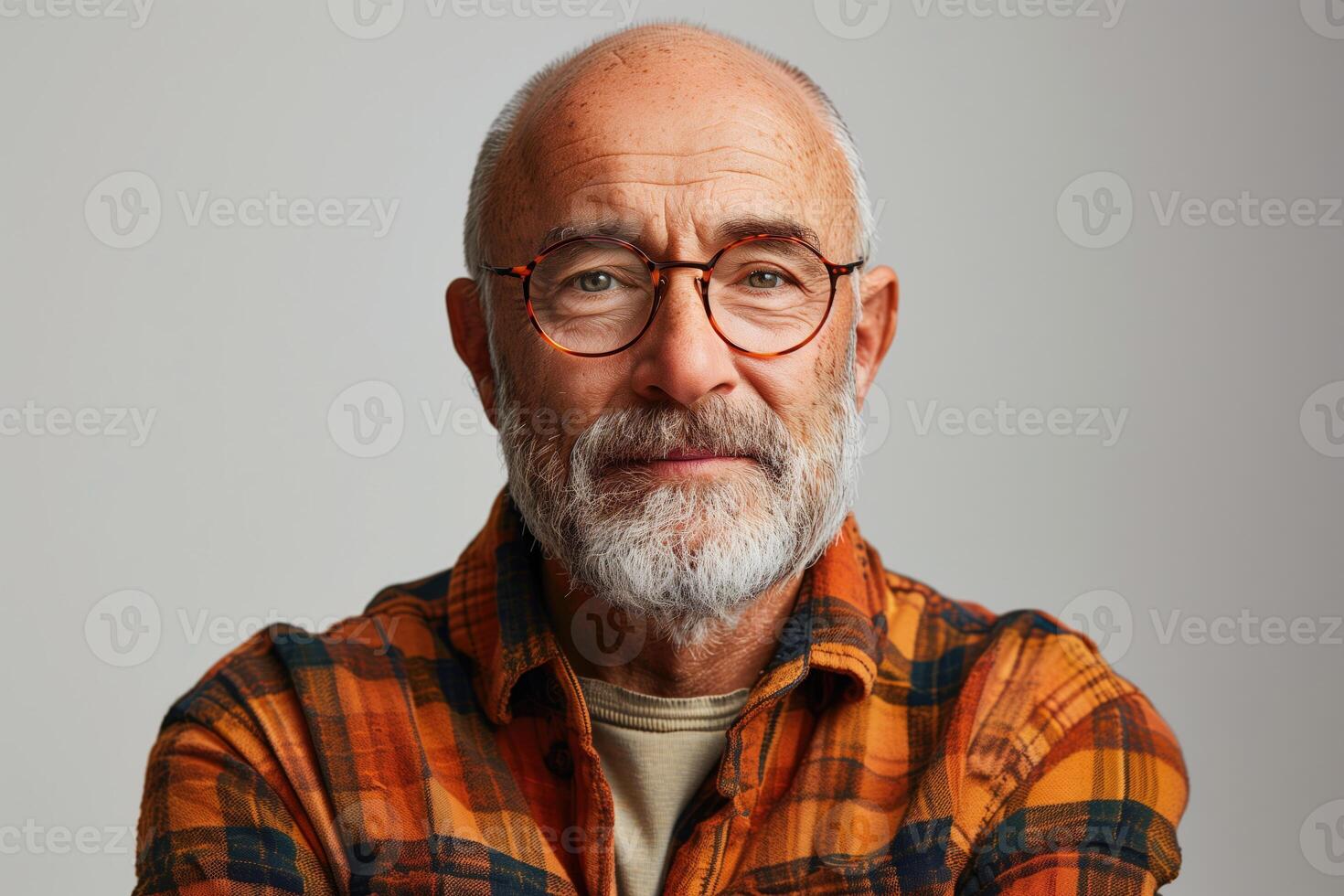 ai gerado retrato do sorridente Senior homem vestindo Óculos em uma sólido cinzento fundo foto