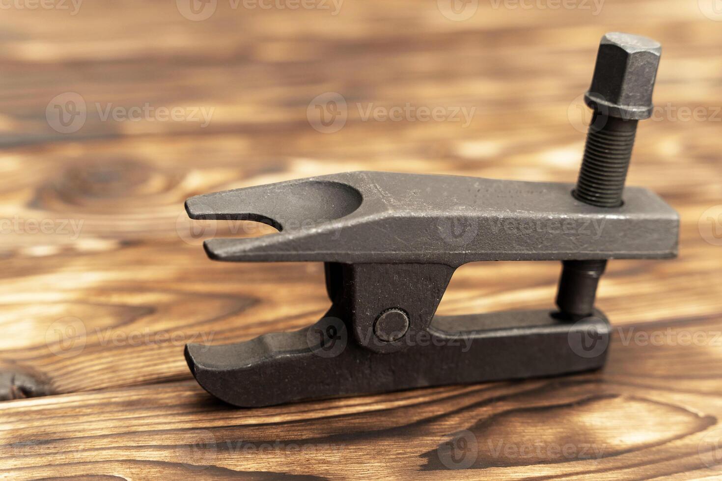 a metal puxador do a bola rolamentos do a carro em uma de madeira mesa. uma ferramenta para uma garagem ou serviço foto