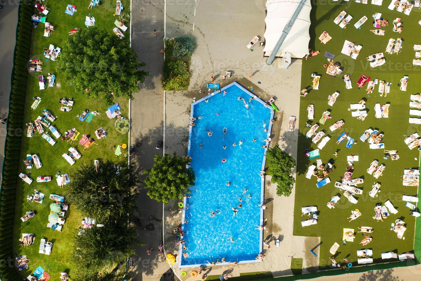 topo Visão do a ao ar livre Lugar, colocar para pessoas para relaxar Onde lá é uma natação piscina e uma muitos do Sol camas foto