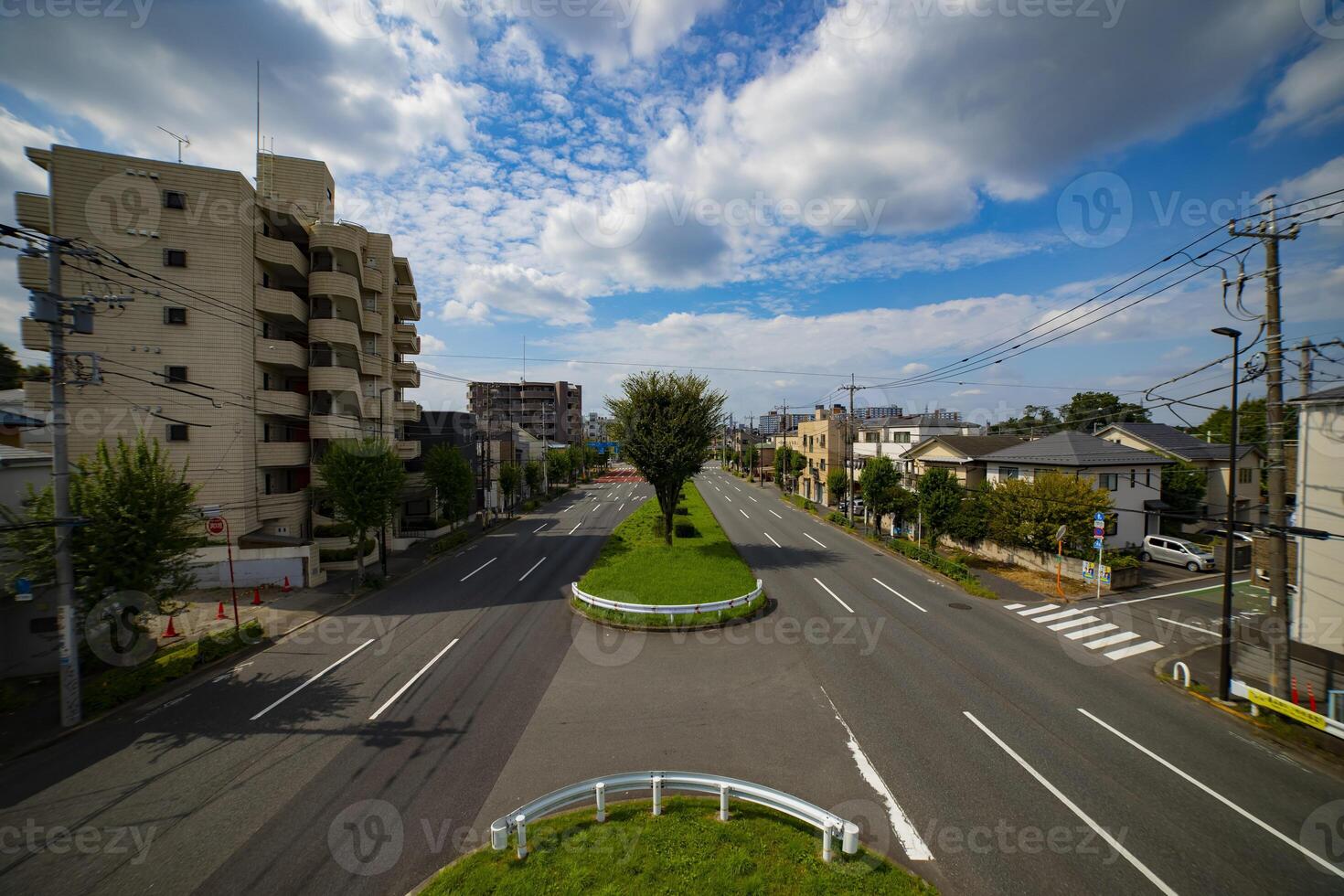 uma esvaziar urbano rua dentro Tóquio Largo tiro foto