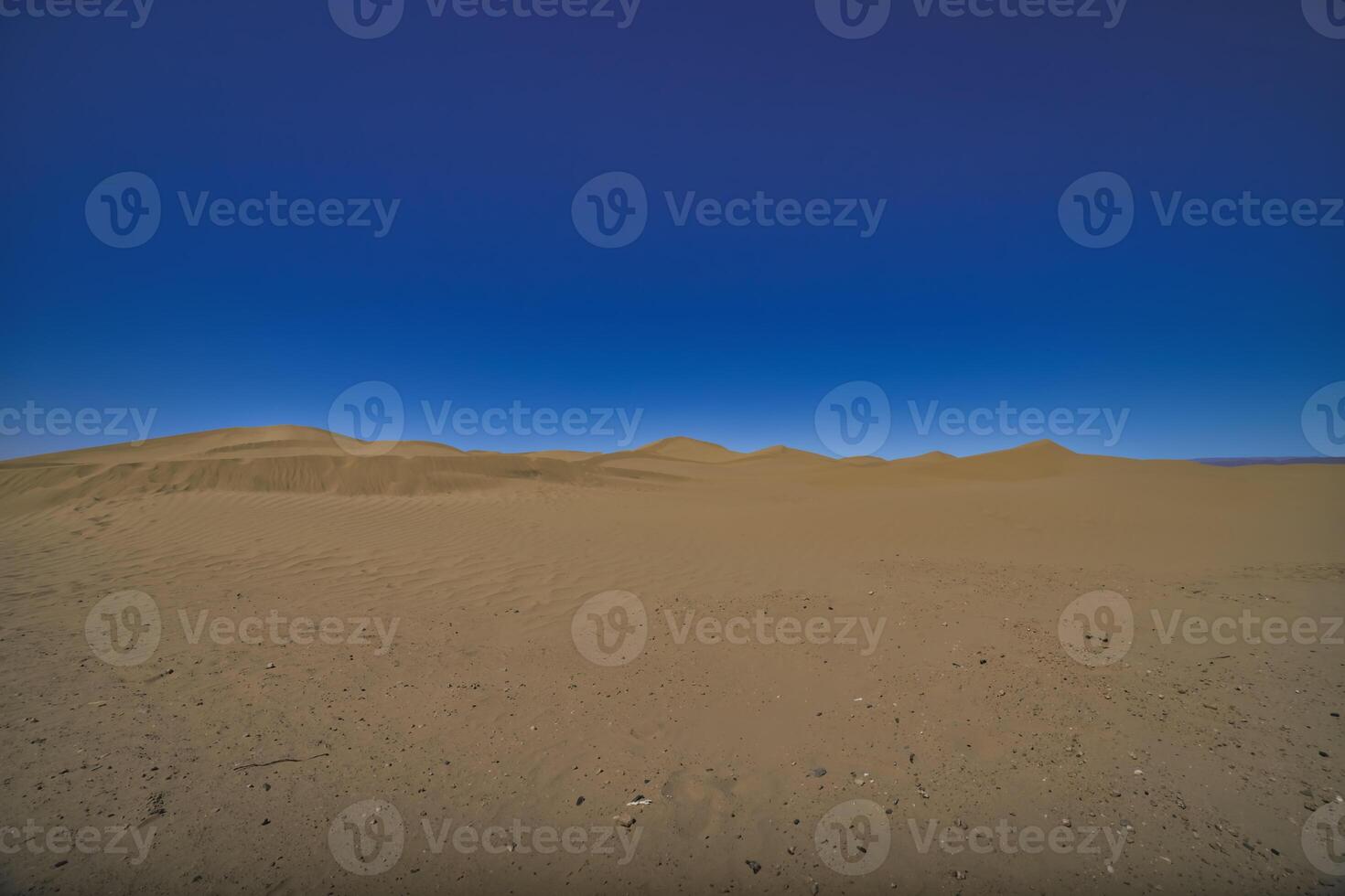 uma panorâmico areia duna do sahara deserto às mhamid el Gizlane dentro Marrocos Largo tiro foto