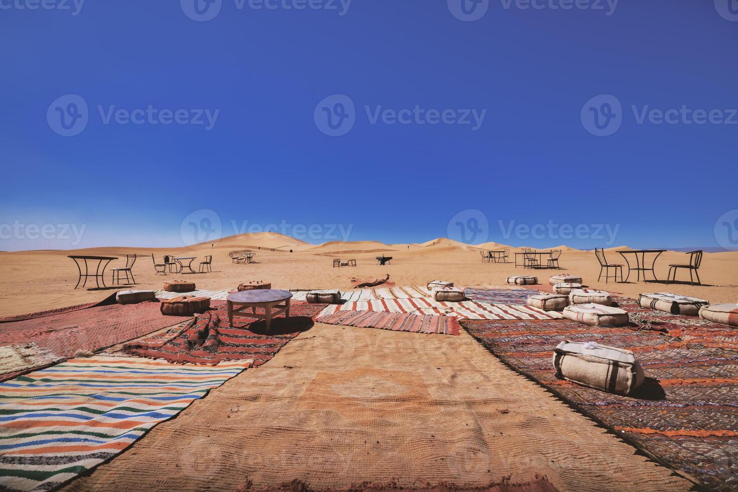 uma panorâmico areia duna perto a deserto acampamento às mhamid el Gizlane dentro Marrocos foto