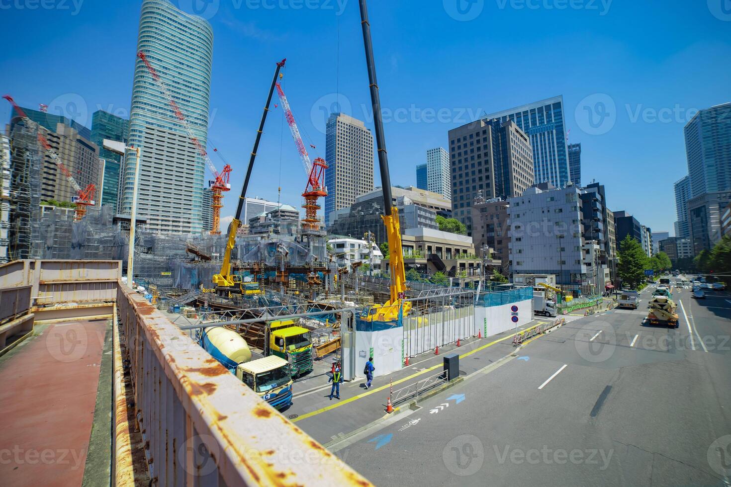 guindastes às a debaixo construção dentro Tóquio Largo tiro foto