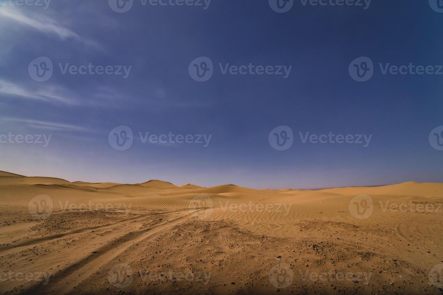 uma panorâmico areia duna do sahara deserto às mhamid el Gizlane dentro Marrocos Largo tiro foto