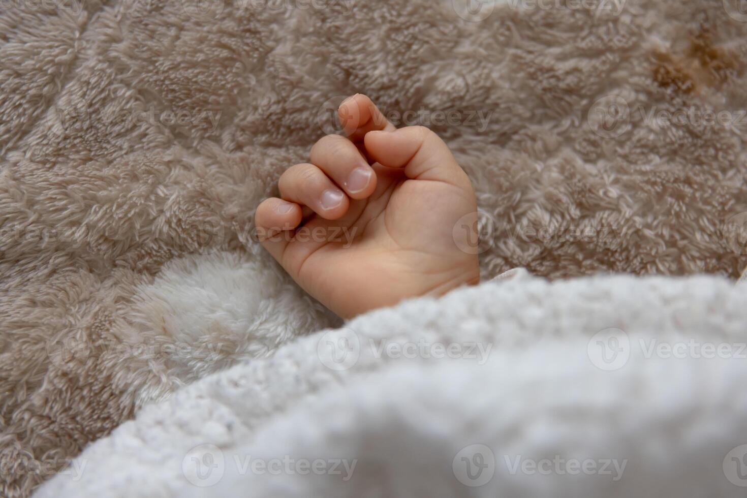 uma certo mão do dormindo ásia bebê em a tapete foto