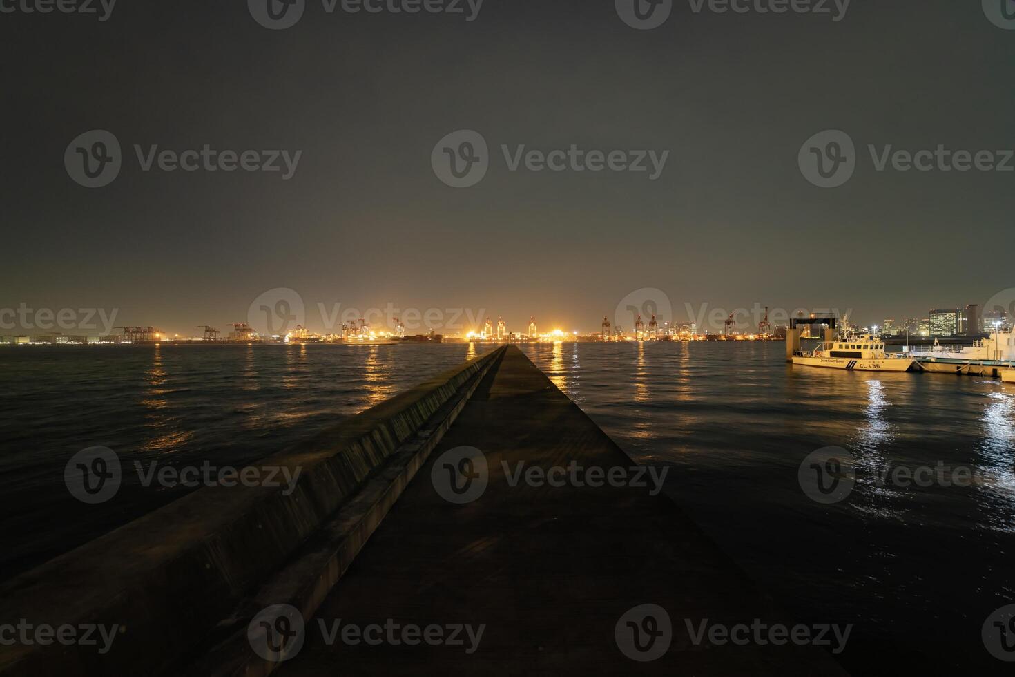 uma crepúsculo paisagem urbana perto a recipiente porta dentro Tóquio Largo tiro foto