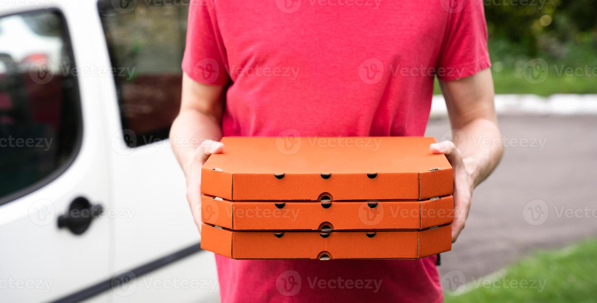do homem mãos aguarde pizza caixas. pizza Entrega. conectados ordens. seletivo foco. foto