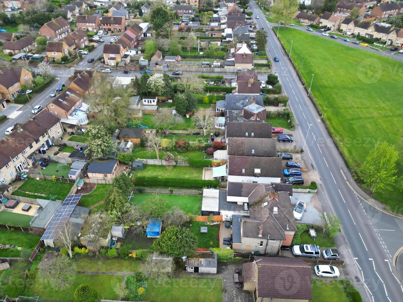 Alto ângulo Visão do Harefield Cidade Londres, uxbridge, Inglaterra. Unidos reino durante pôr do sol. abril 3º, 2024 foto