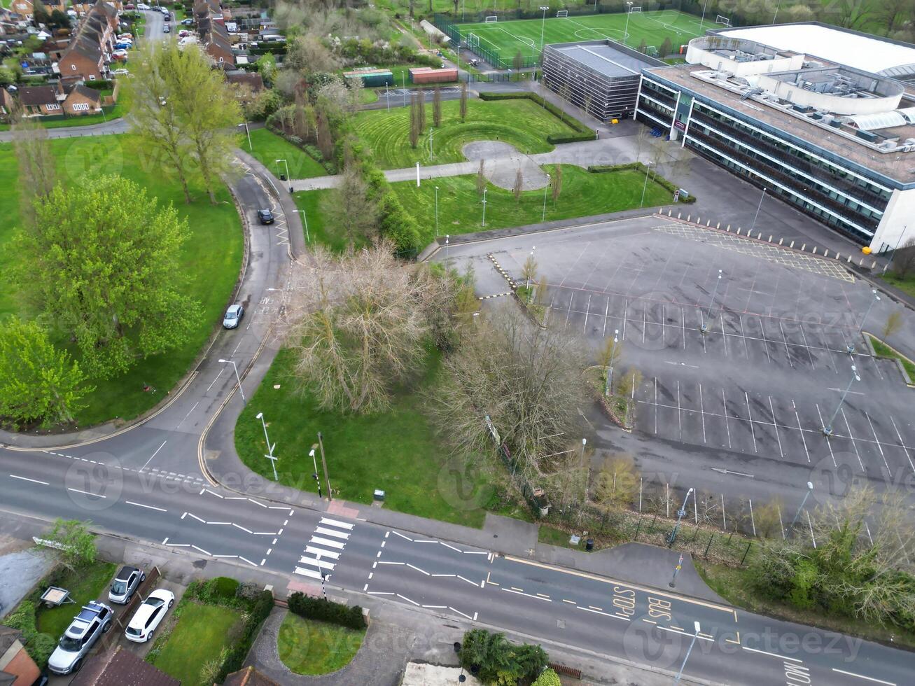 Alto ângulo Visão do Harefield Cidade Londres, uxbridge, Inglaterra. Unidos reino durante pôr do sol. abril 3º, 2024 foto