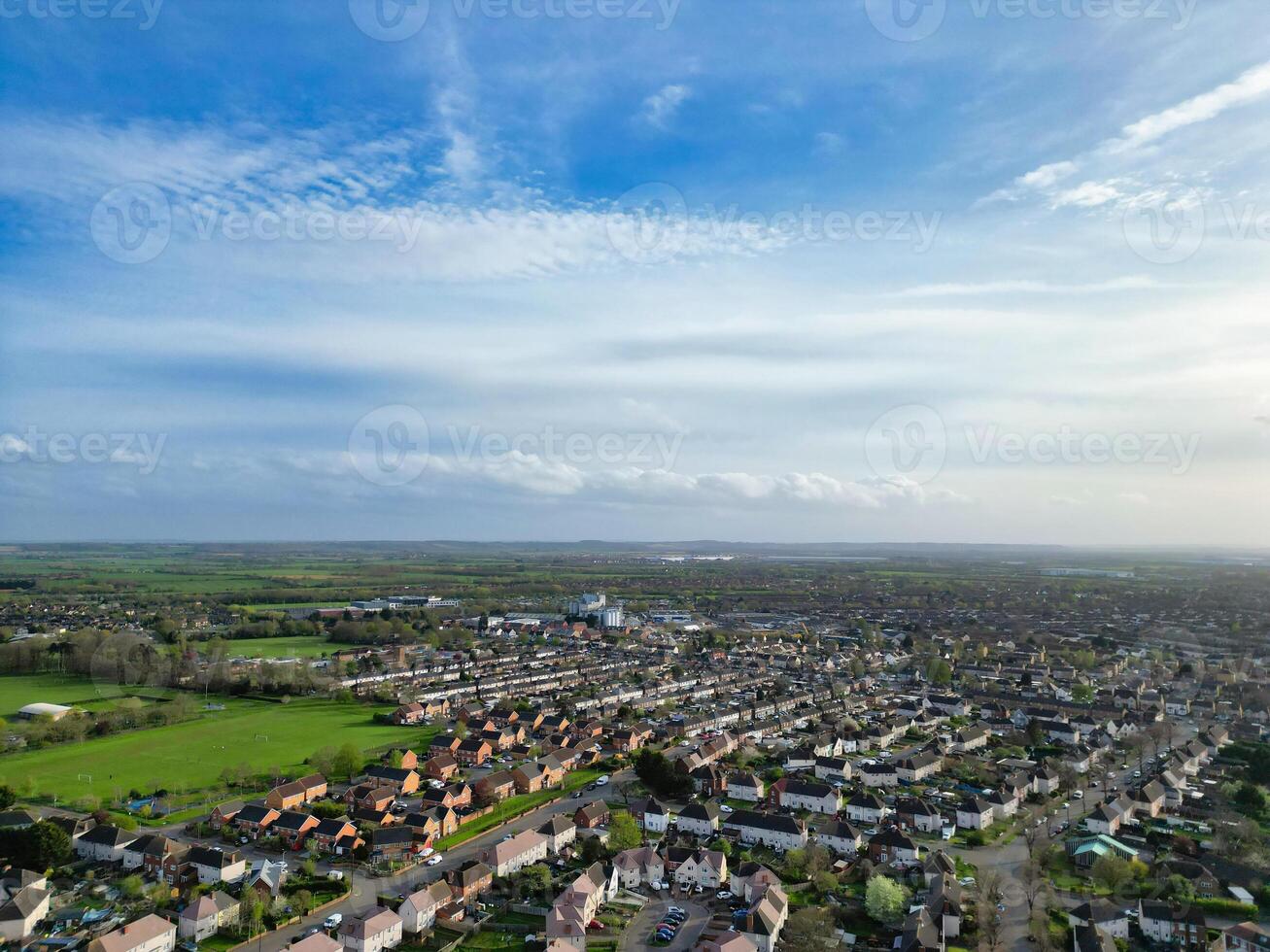 aéreo Visão do Bedford cidade do Bedfordshire, Inglaterra Reino Unido durante ventoso e nublado dia. abril 5 ª, 2024 foto