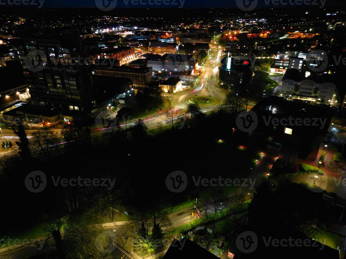 aéreo noite Visão do iluminado central Aylesbury Cidade do Inglaterra Unidos reino. abril 1º, 2024 foto