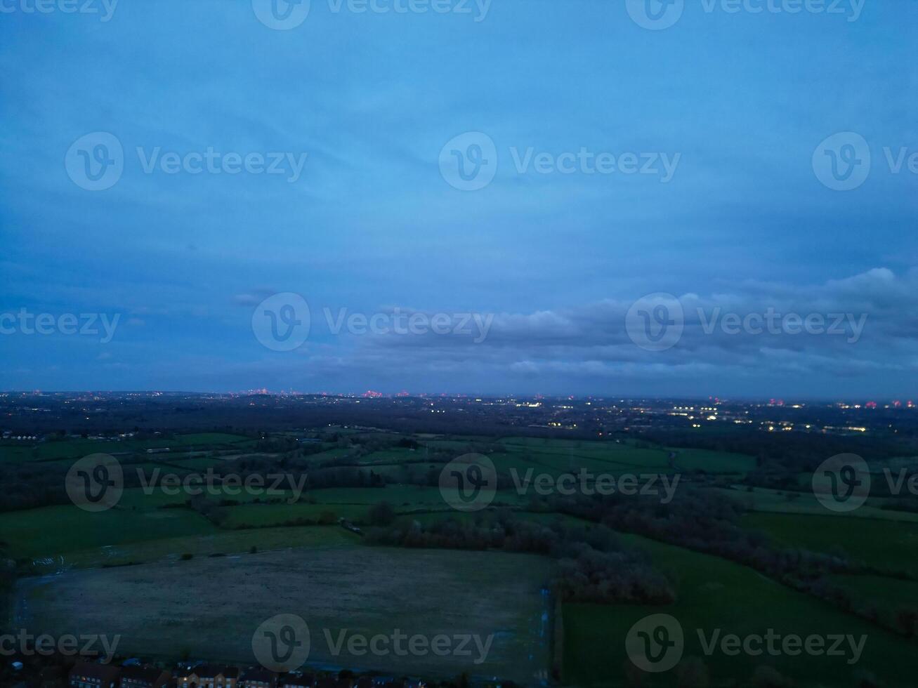 Alto ângulo Visão do Harefield Cidade Londres, uxbridge, Inglaterra. Unidos reino durante pôr do sol. abril 3º, 2024 foto