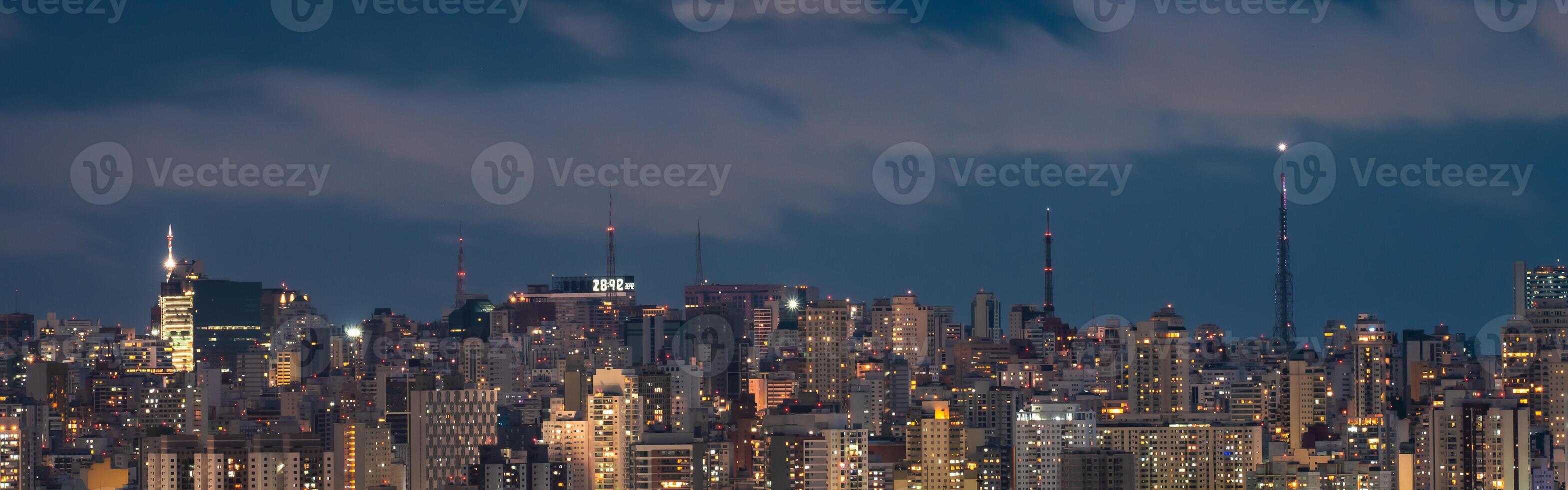 Horizonte do a Centro do são paulo, Brasil às noite. foto