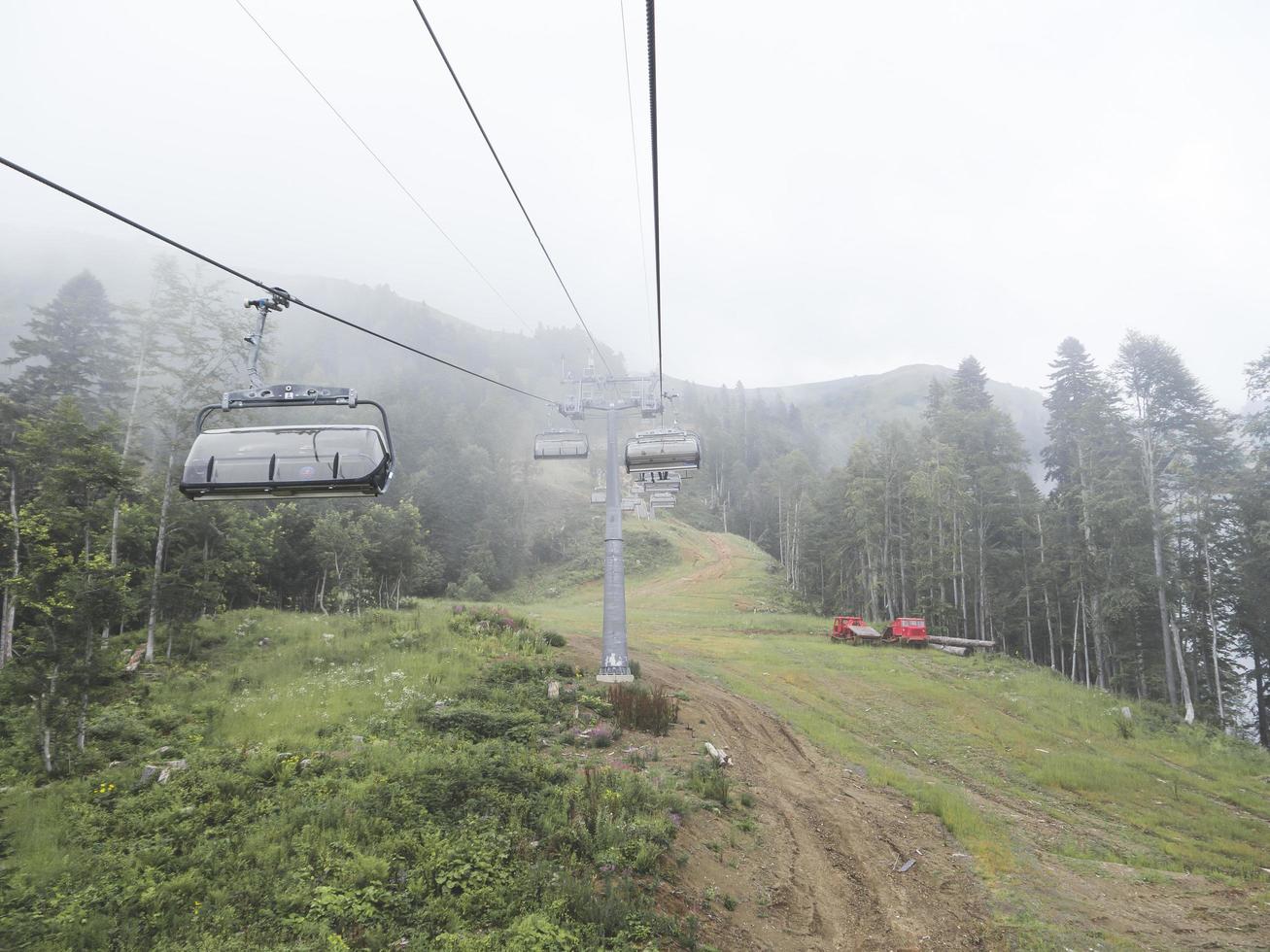 o teleférico nas montanhas do Cáucaso. área de sochi, roza khutor, rússia foto