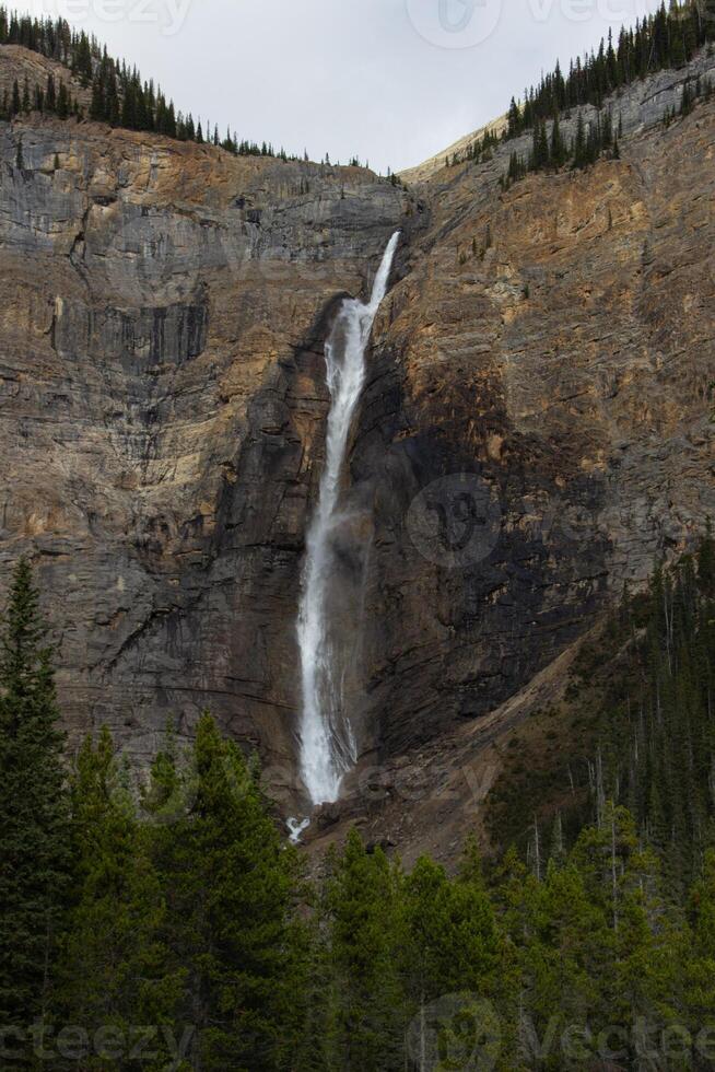 takakkaw cai dentro Canadá foto