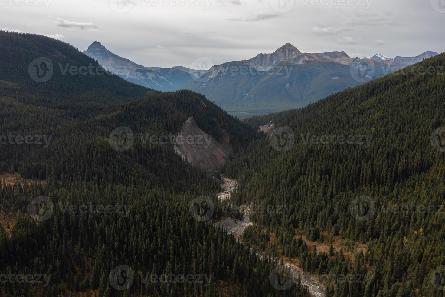 aéreo Visão do johnston desfiladeiro, rochoso montanhas, Canadá. foto