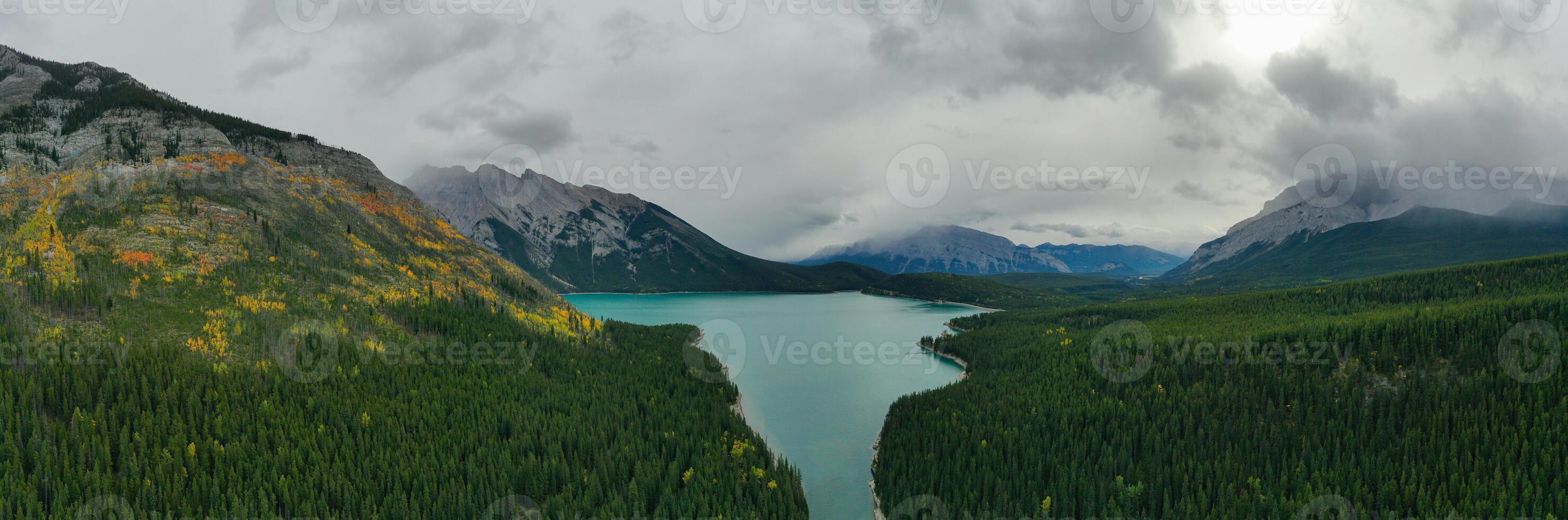 lindo panorâmico aéreo Visão do lago minnewanka foto