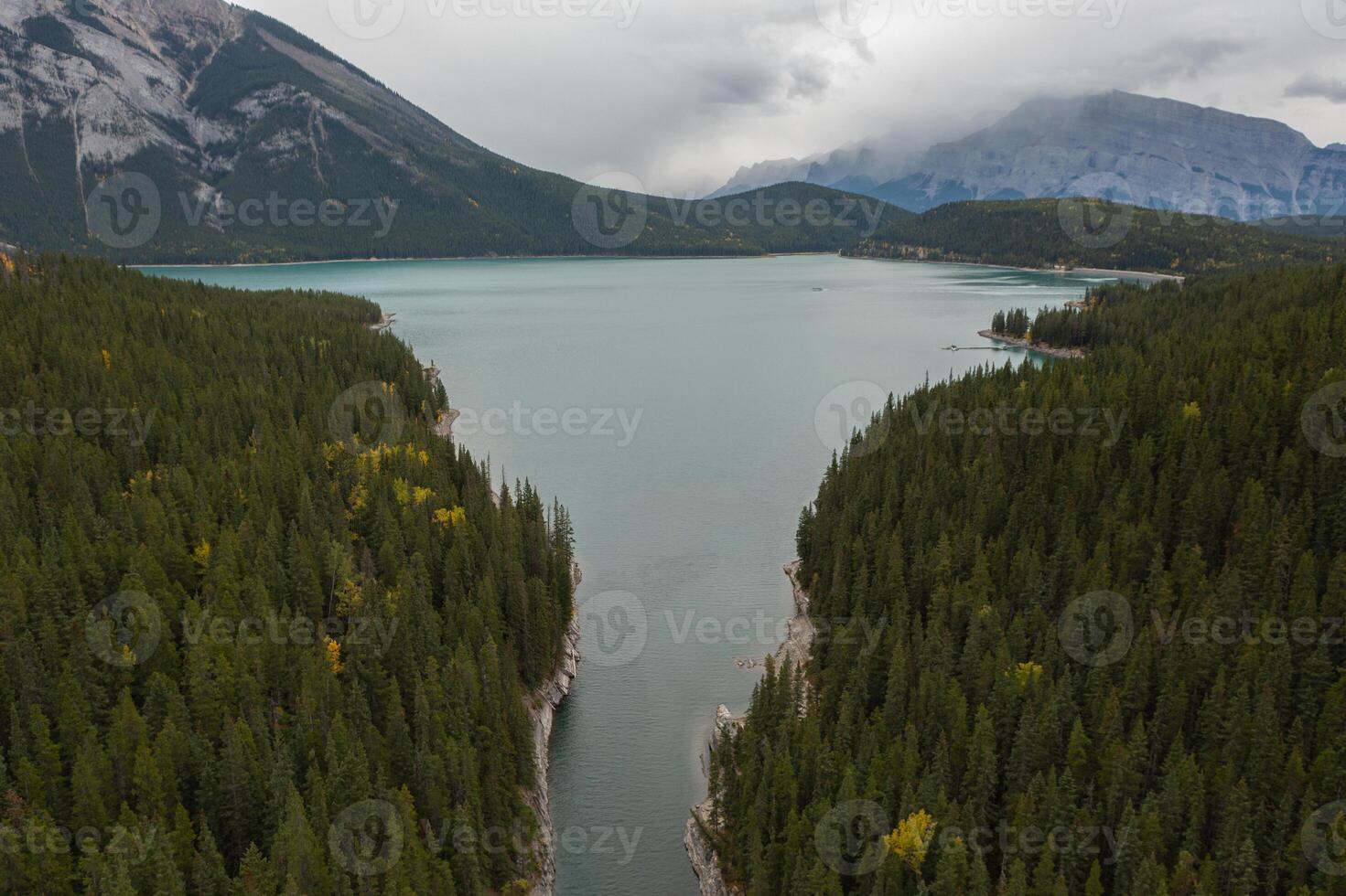 aéreo Visão do Stewart desfiladeiro às lago minnewanka, banff nacional parque. foto