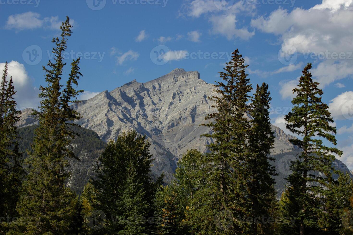 Visão do montar Norquay a partir de banff. foto