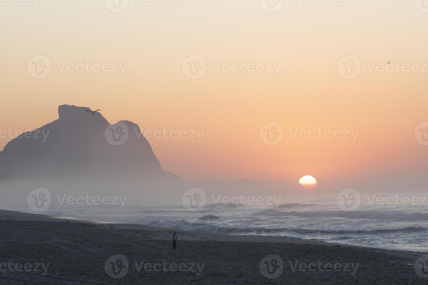 recreio dos bandeirantes de praia às nascer do sol com a pedra da gavea montanha foto