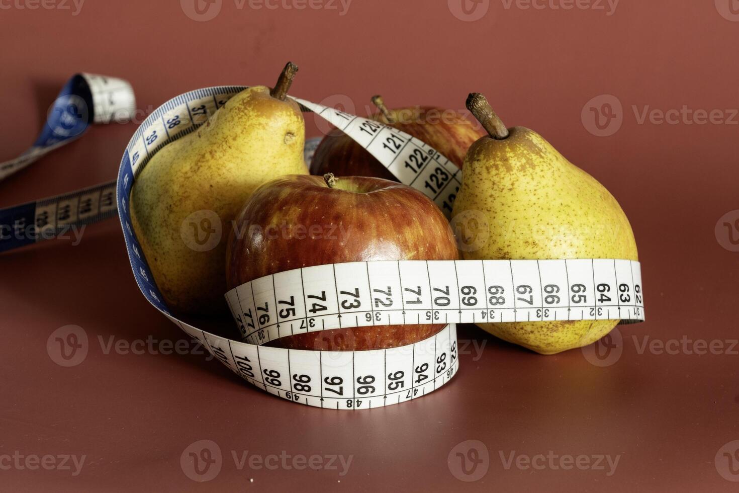 fita a medida e maçã simbolizando dieta e obesidade foto
