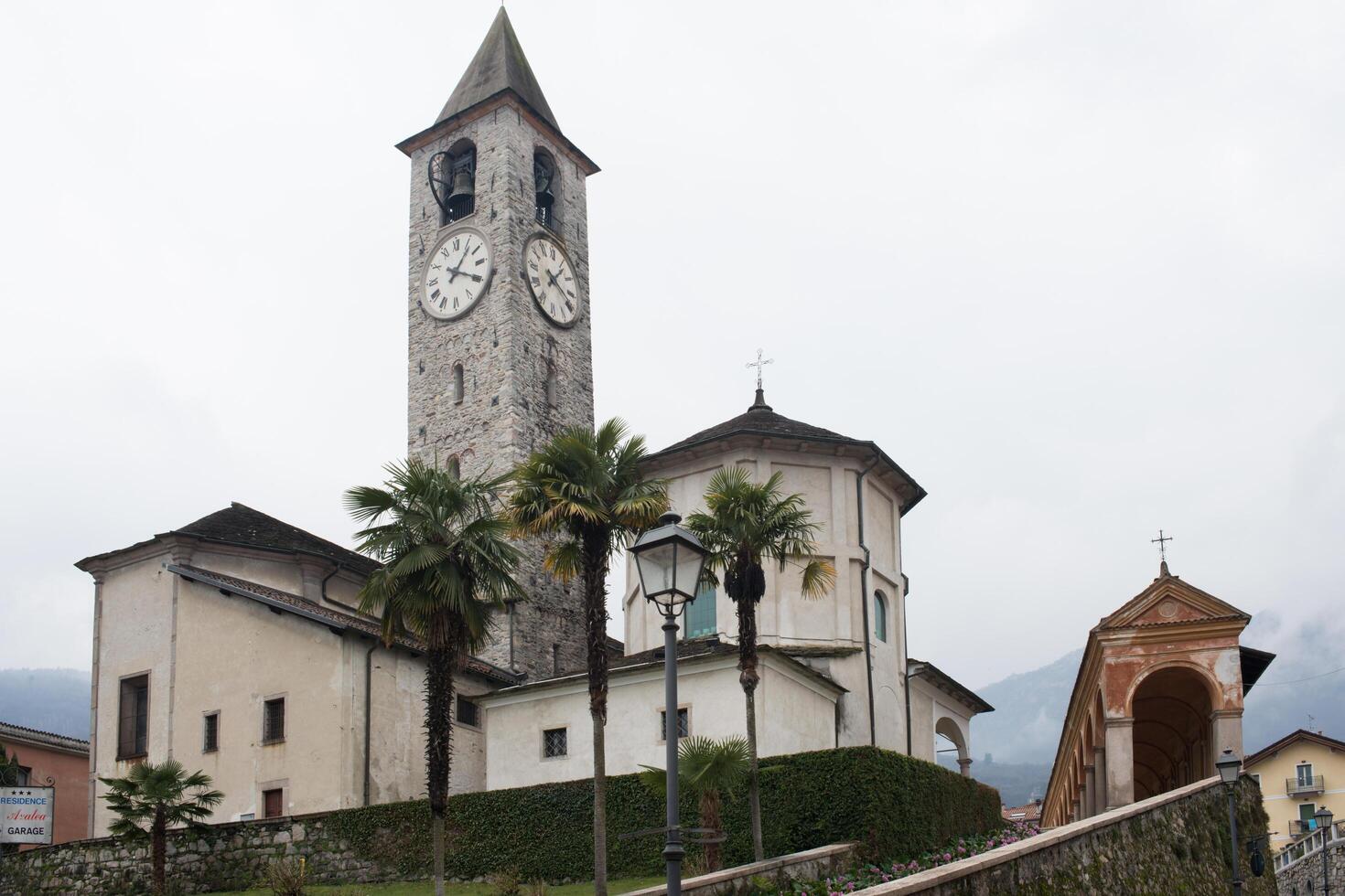 Igreja do santi Gervásio e protásio dentro a histórico Centro do baveno, Itália. foto