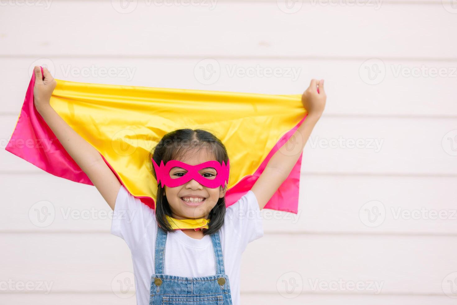 uma engraçado pequeno menina vestindo uma Super heroi fantasia. Super heroi conceito. foto