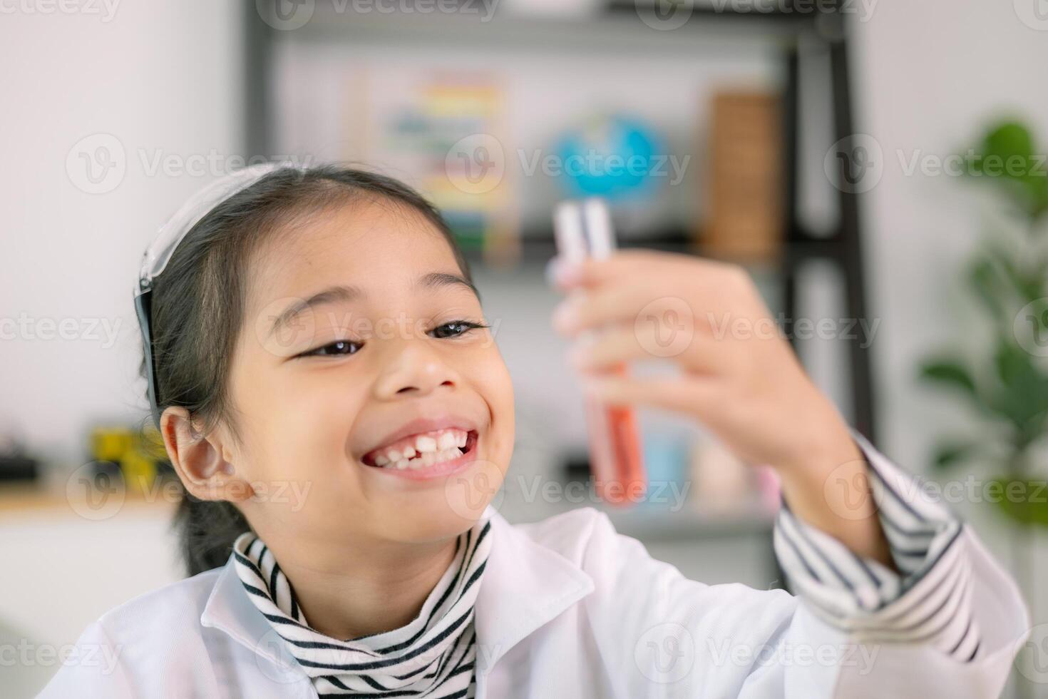 ásia criança menina Aprendendo Ciência química com teste tubo fazer experimentar às escola laboratório. Educação, Ciência, química, e crianças conceitos. cedo desenvolvimento do crianças. foto