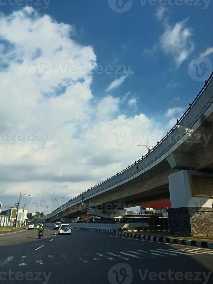 foto do céu Visualizações dentro a meio do cidade ruas