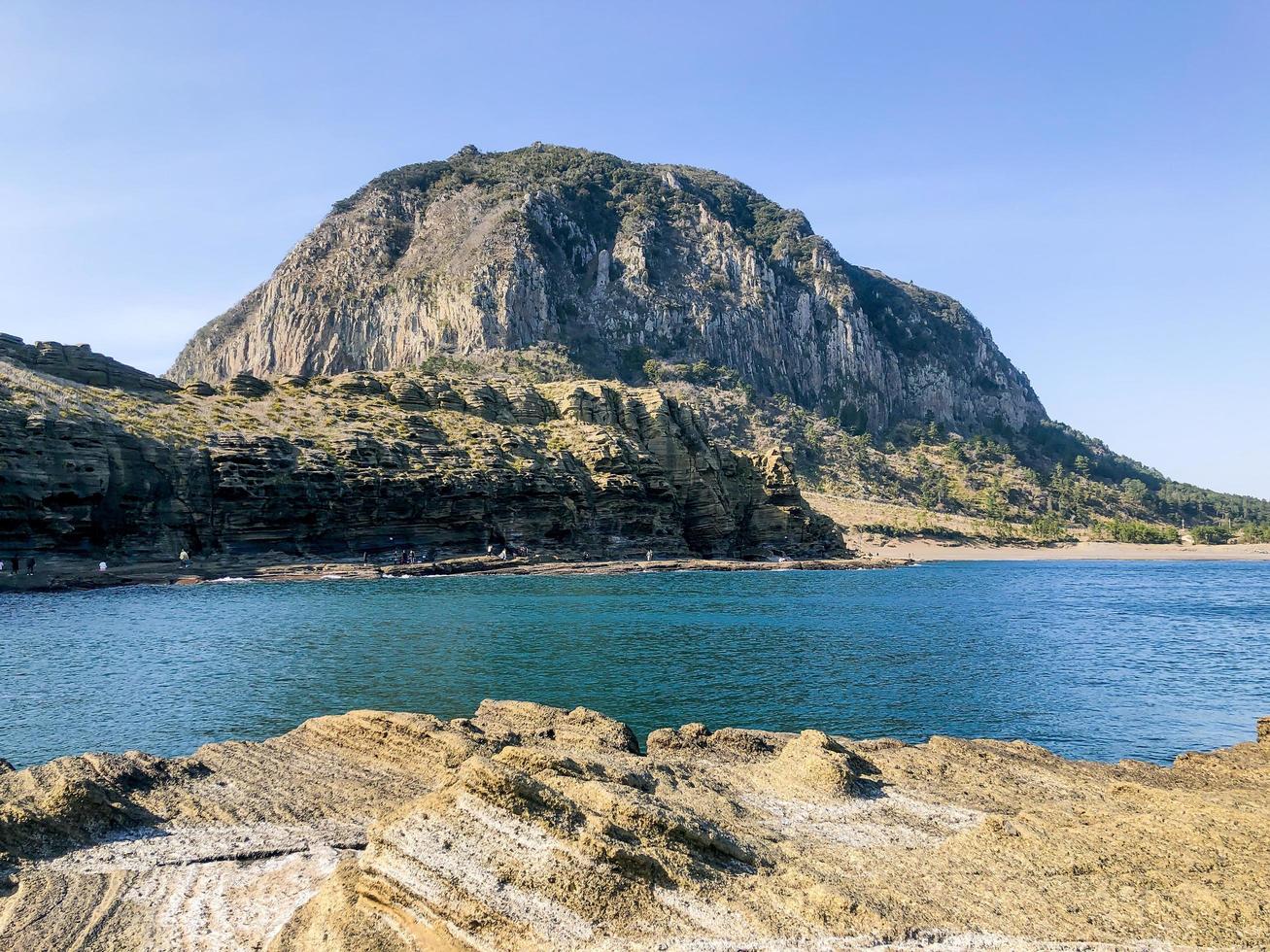 vista para a montanha sanbangsan do mar. Ilha de Jeju, Coreia do Sul foto