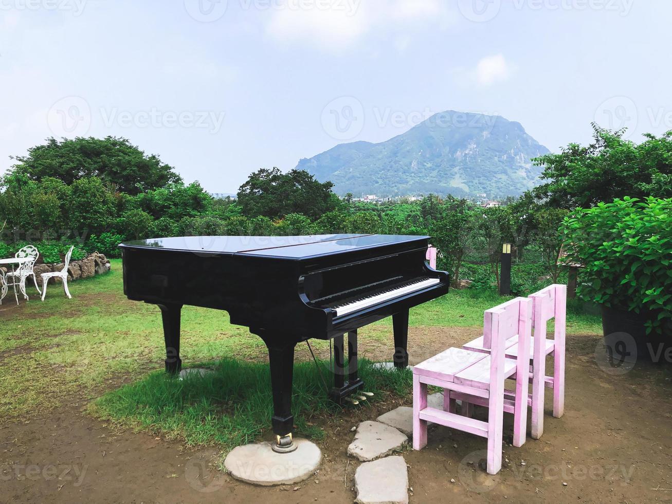 terraço ao ar livre nas montanhas com um piano de cauda. Ilha de Jeju, Coreia do Sul foto