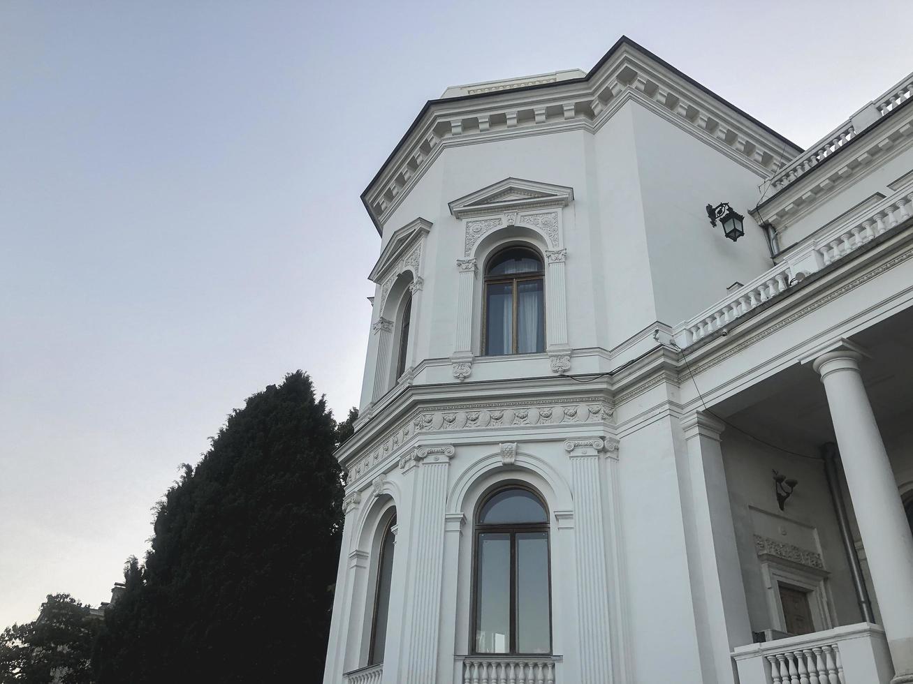 crimeia, rússia. palácio de livadia. vista de baixo foto