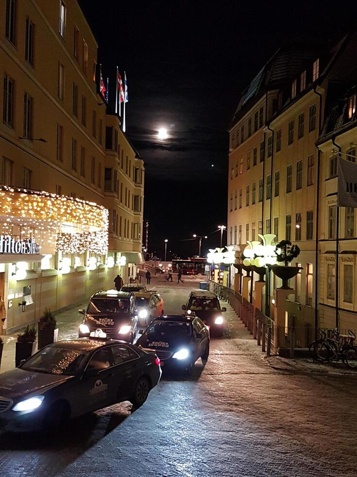 uma rua dentro Estocolmo às noite foto
