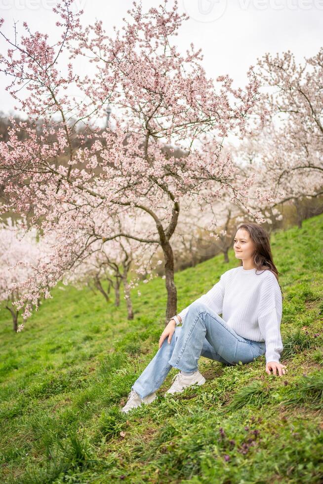 adorável jovem mulher dentro uma florescendo Rosa e branco jardim Petrin dentro Praga, Primavera Tempo dentro Europa. Alto qualidade foto