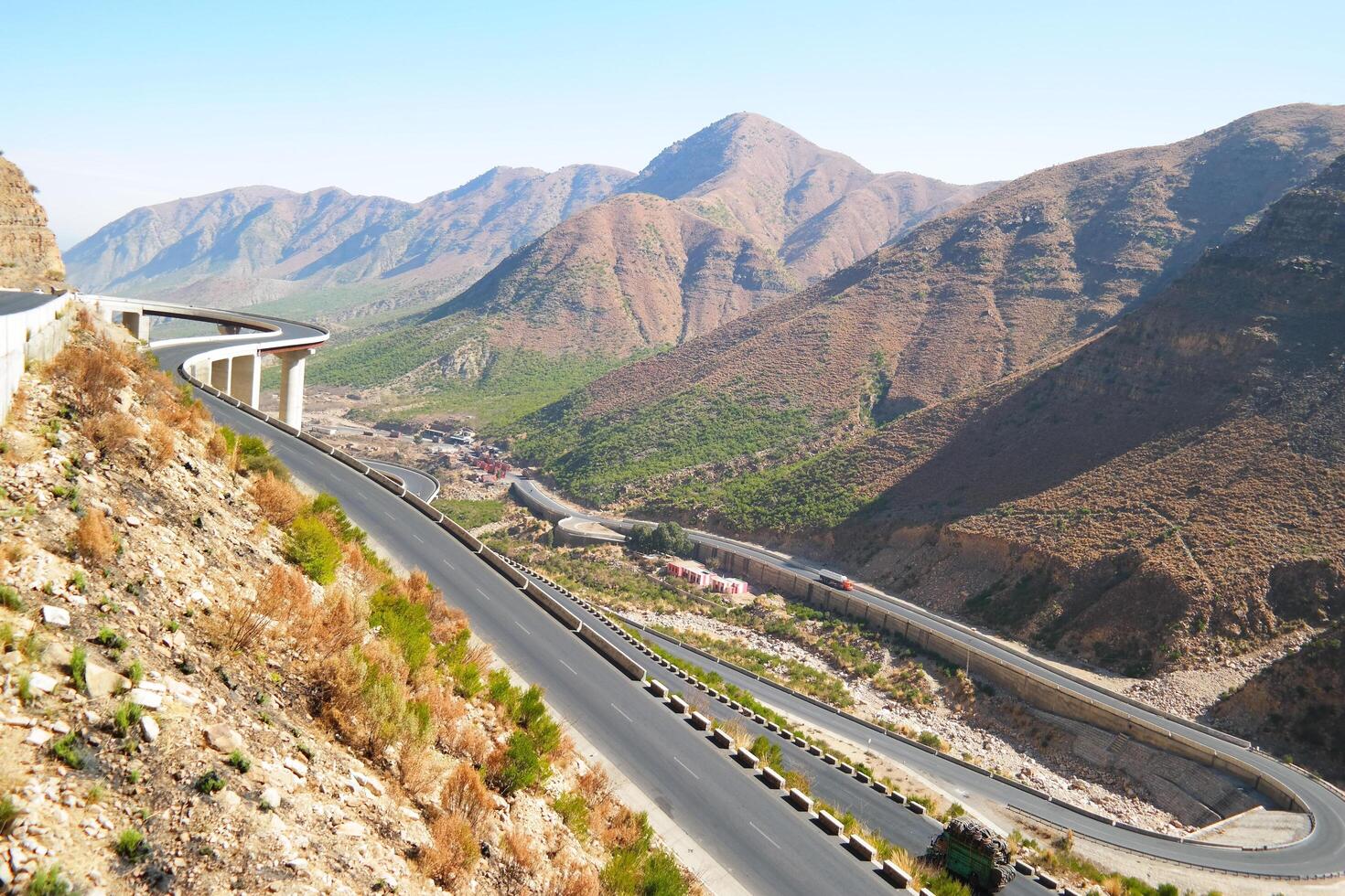 uma estrada dentro a montanha , isto estrada é conhecido Como quetta estrada, rakhi gaj aço ponte é famoso dentro a mundo Está uma Novo maravilha dentro constrição dentro Paquistão em 2023-09-25 foto