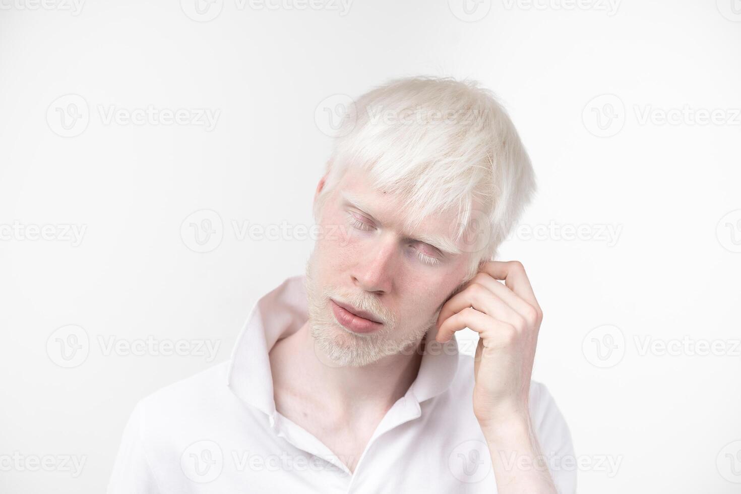 retrato do a albino homem dentro estúdio vestido camiseta isolado em uma branco fundo. anormal desvios. incomum aparência foto