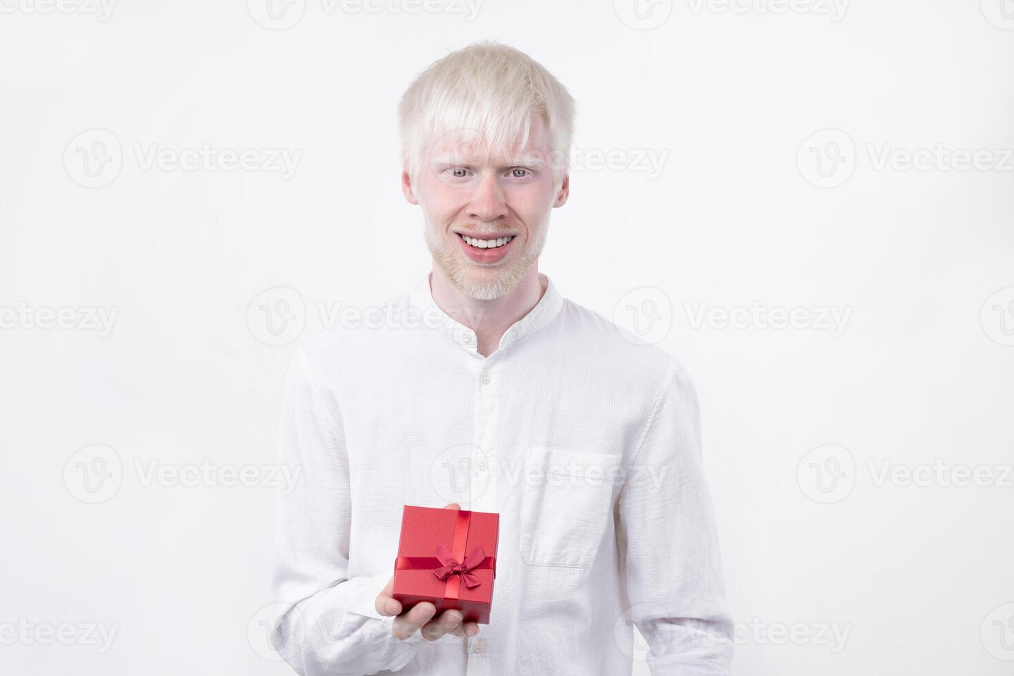 retrato do a albino homem dentro estúdio vestido camiseta isolado em uma branco fundo. anormal desvios. incomum aparência foto