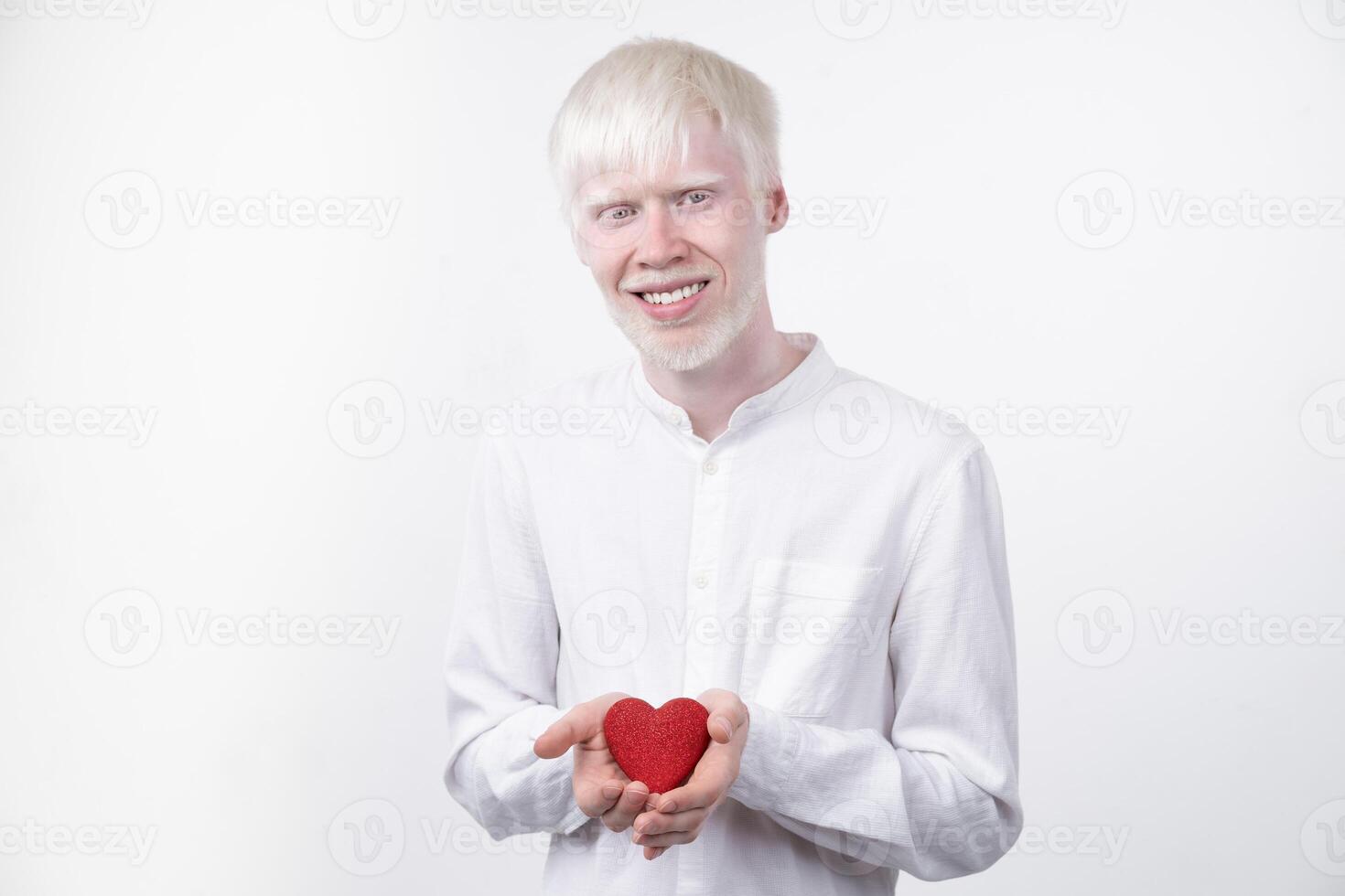 retrato do a albino homem dentro estúdio vestido camiseta isolado em uma branco fundo. anormal desvios. incomum aparência foto