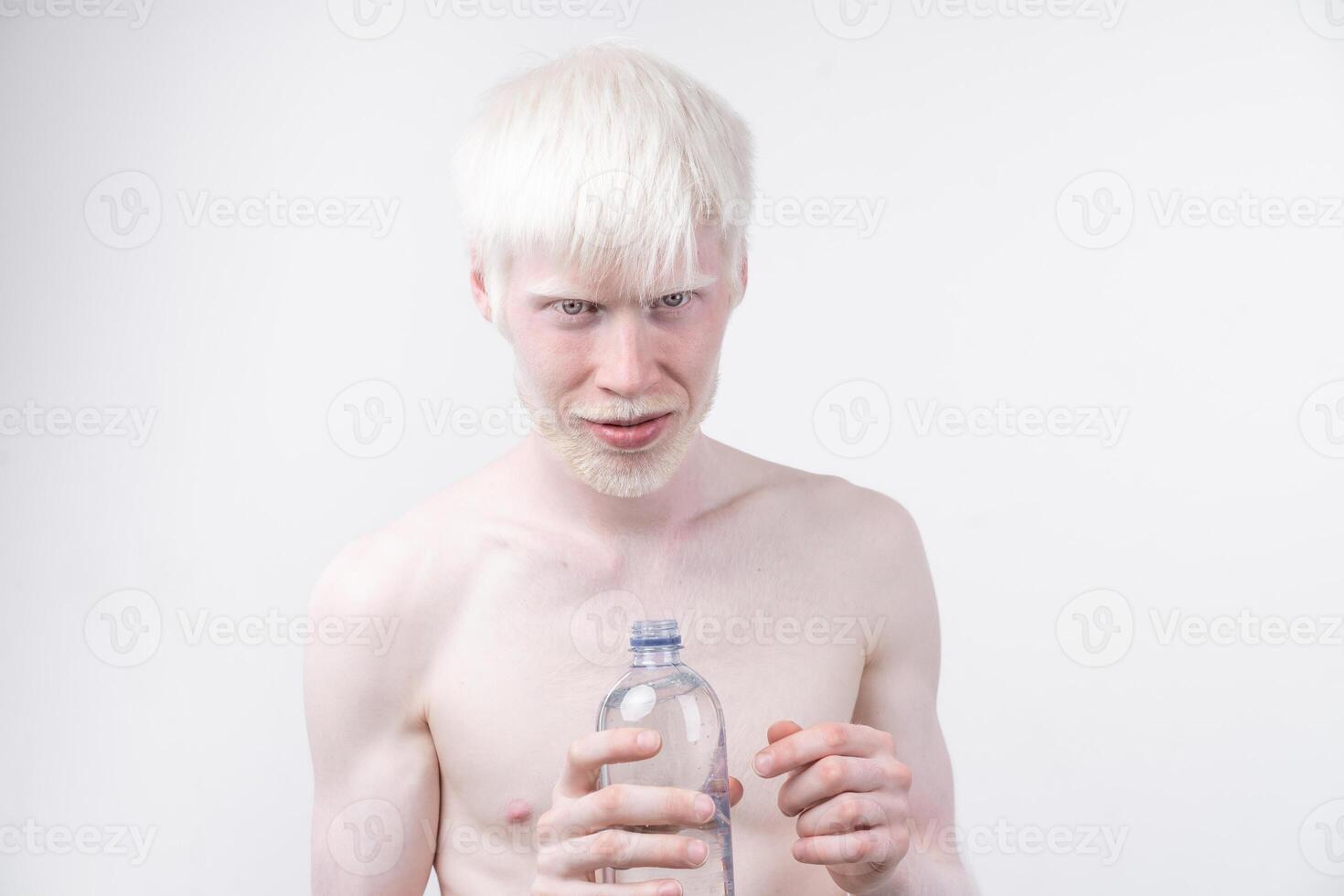 retrato do a albino homem dentro estúdio vestido camiseta isolado em uma branco fundo. anormal desvios. incomum aparência foto