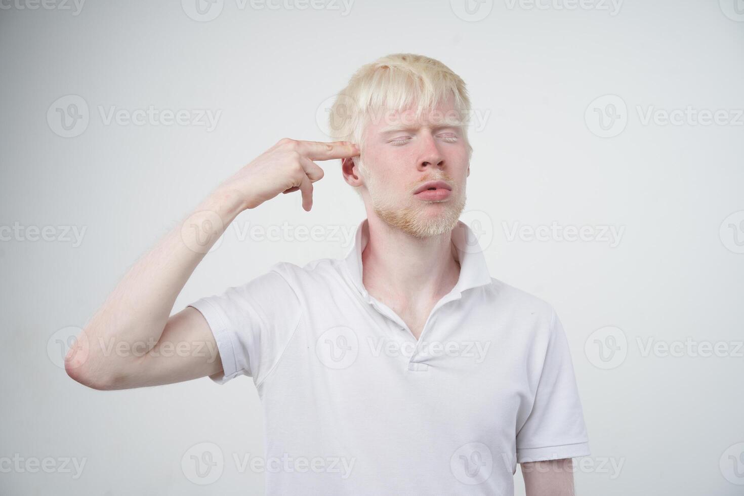 retrato do a albino homem dentro estúdio vestido camiseta isolado em uma branco fundo. anormal desvios. incomum aparência foto