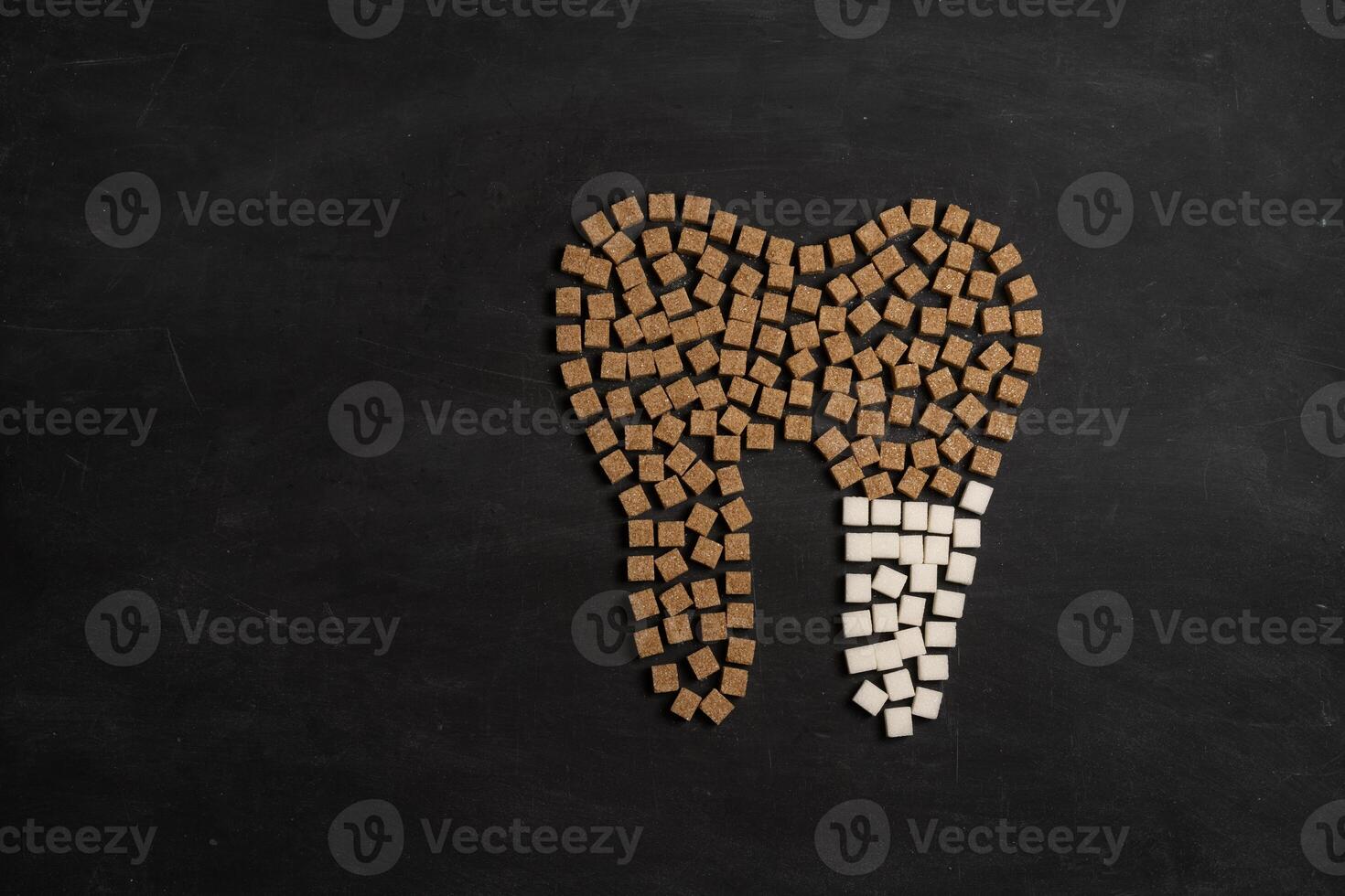 açúcar destruir dente esmalte conduz dente decair açúcar cubos Formato dente em Preto fundo foto