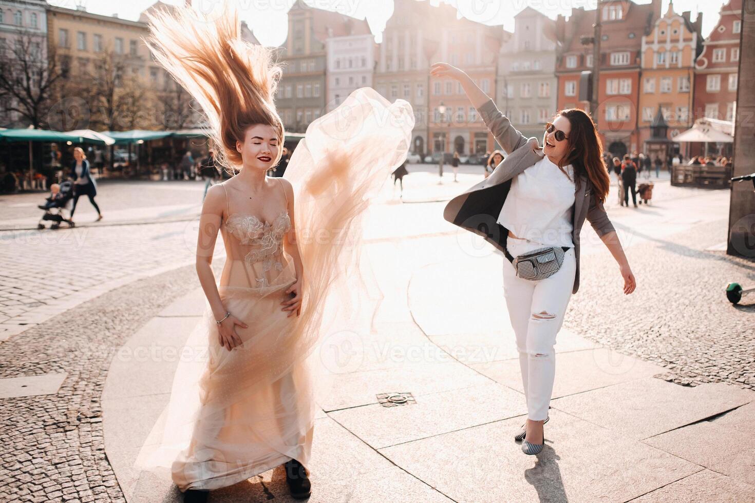 uma menina lança uma Casamento vestir para uma noiva com grandes cabelo dentro a velho Cidade do Breslávia. Casamento foto tiro dentro a Centro do a antigo cidade dentro polônia.wroclaw, Polônia