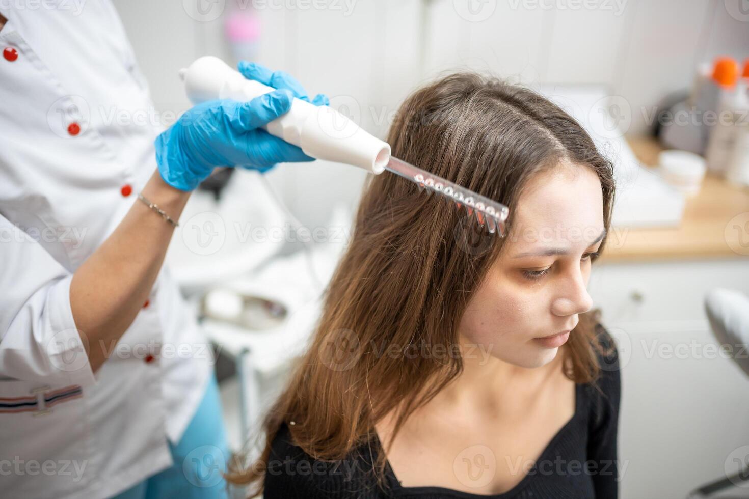 profissional esteticista fazendo darsonval cabelo tratamento procedimento para jovem mulher dentro beleza salão foto