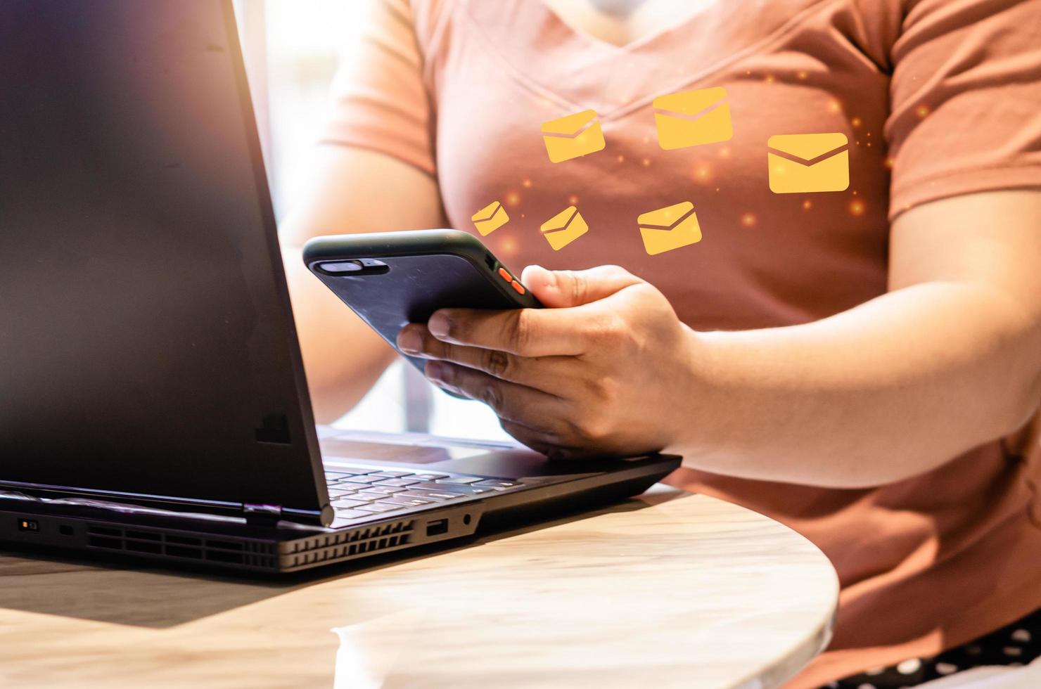 mulher de close-up segurando um telefone celular, uma mensagem de e-mail de ícone. marketing empresarial, enviando informações a clientes ou hackeando transações online. tecnologia de conceito de negócio. foto