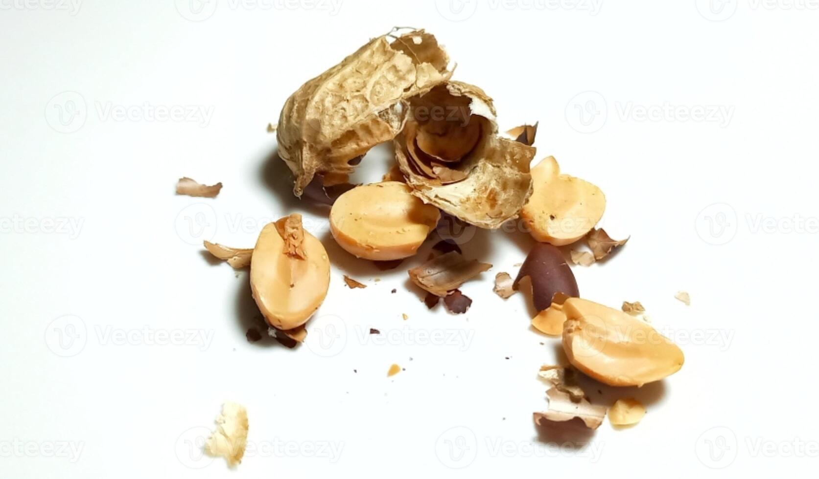 amendoins isolados no fundo branco foto
