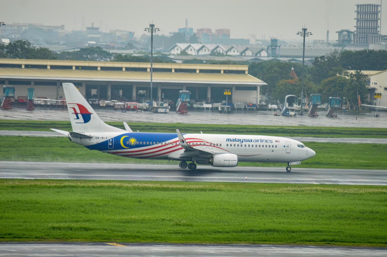 uma boeing 737-8fz aeronave pertencer para Malásia CIA aérea leva fora em a pista às Joana internacional aeroporto Surabaya dentro sidoarjo durante a chuva, Indonésia, 6 janeiro 2024 foto