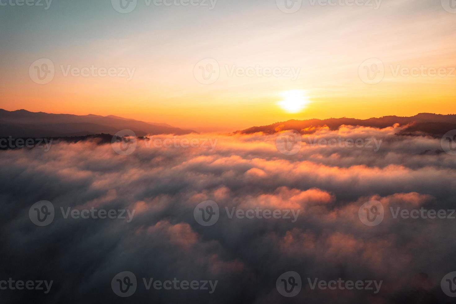 nevoeiro matinal nas montanhas, vista de alto ângulo foto