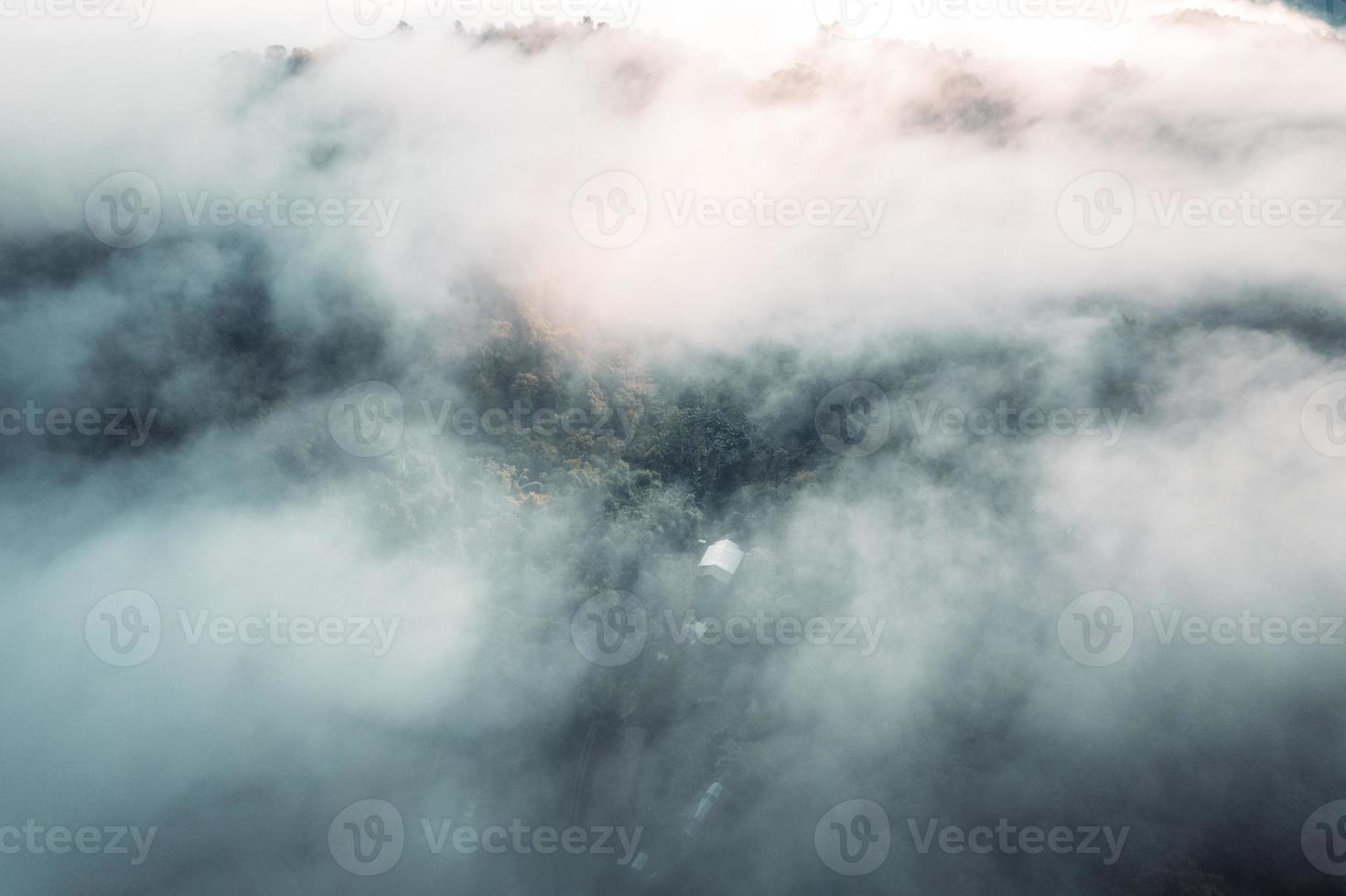 nevoeiro matinal nas montanhas, vista de alto ângulo foto